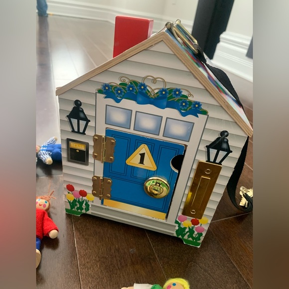 Melissa & Doug Wooden Doorbell House with characters - Picture 3 of 10